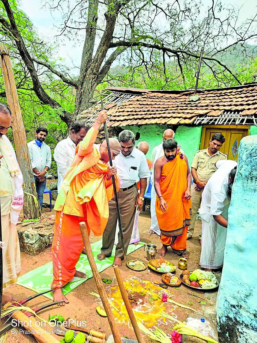Salur Mutt seer Shantha Mallikarjuna Swami performs groundbreaking ceremony for laying steps at MM Hill in Hanur taluk, Chamarajanagar district, recently. DH Photo