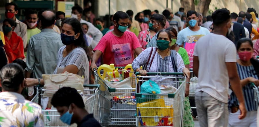 People push trolleys loaded with grocery items as others wait to enter a supermarket, amidst the spread of the coronavirus disease (COVID-19) in Mumbai, India, April 14, 2021. Credit: Reuters Photo