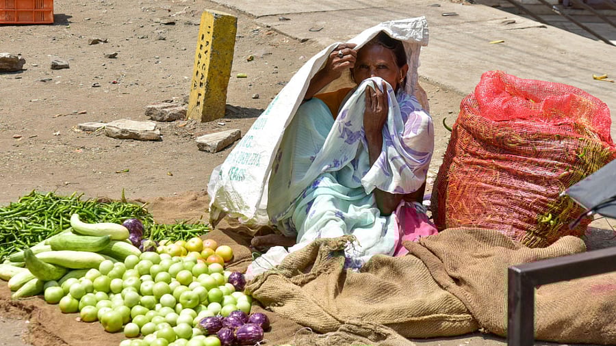 Thousands of street vendors in Bengaluru are scared that the second lockdown would crush their businesses. Credit: DH photo.