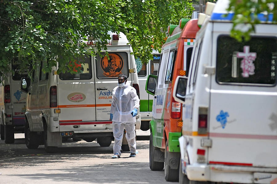 Ambulances lined up at the Sumanahalli crematorium in Bengaluru on Thursday, April 21, 2021. Credit: DH PHOTO/PUSHKAR V