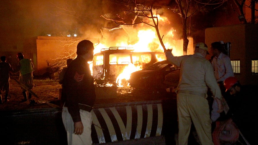 A police officer and rescue workers arrive at the site of bomb blast in Quetta, Pakistan. Credit: AP/PTI photo