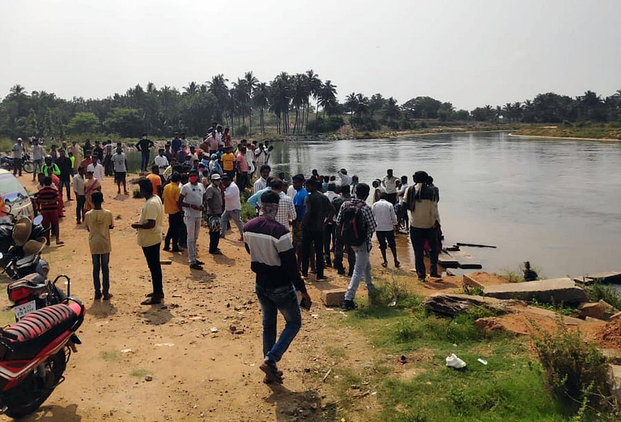 People gather near at Visvesvaraya Canal, where two persons drowned, in Srirangapatna taluk, Mandya district, on Thursday. DH Photo