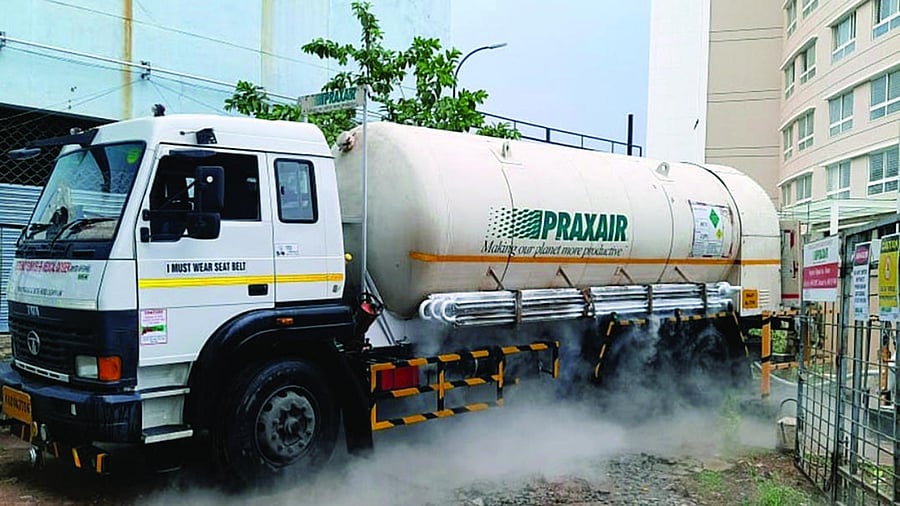 With the oxygen crisis worsening due to the raging second wave of Covid-19, the traffic police on Thursday created four green corridors in Bengaluru. Credit: DH File Photo