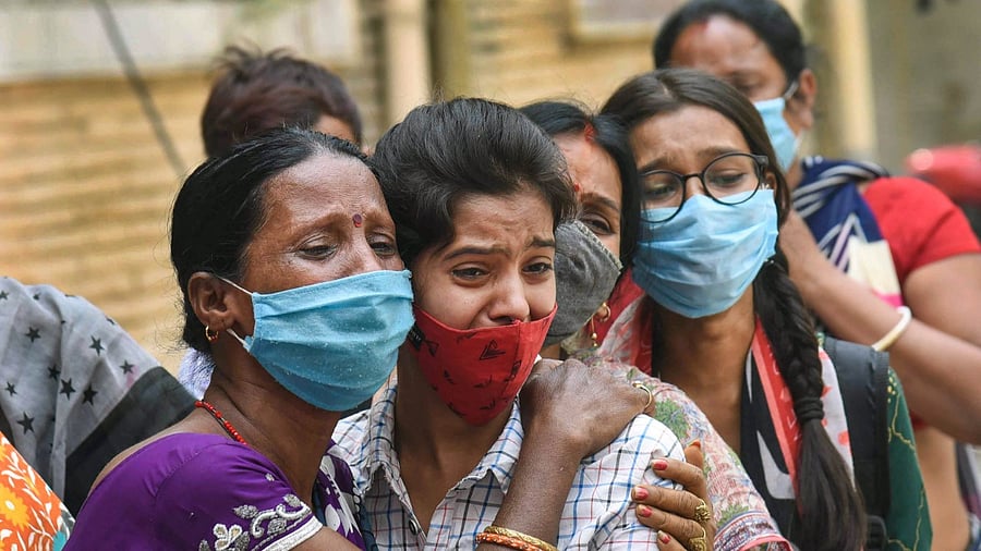 Family members mourn the death of a Covid-19 victim, in Patna, Sunday, April 25, 2021. Credit: PTI Photo