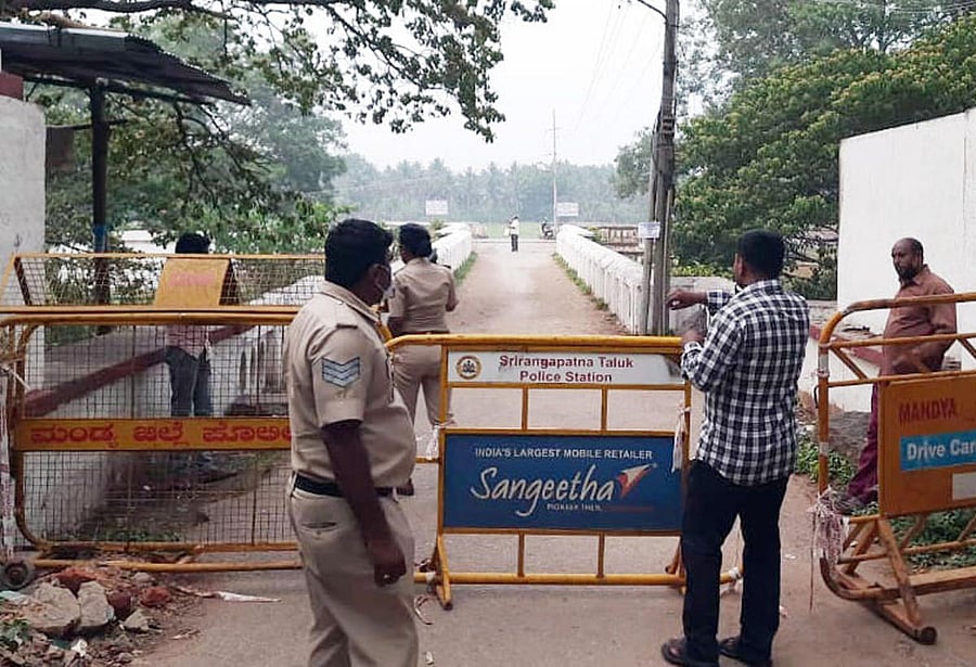 The police personnel erect barricades near River Cauvery in Srirangapatna, Mandya district. DH PHOTO