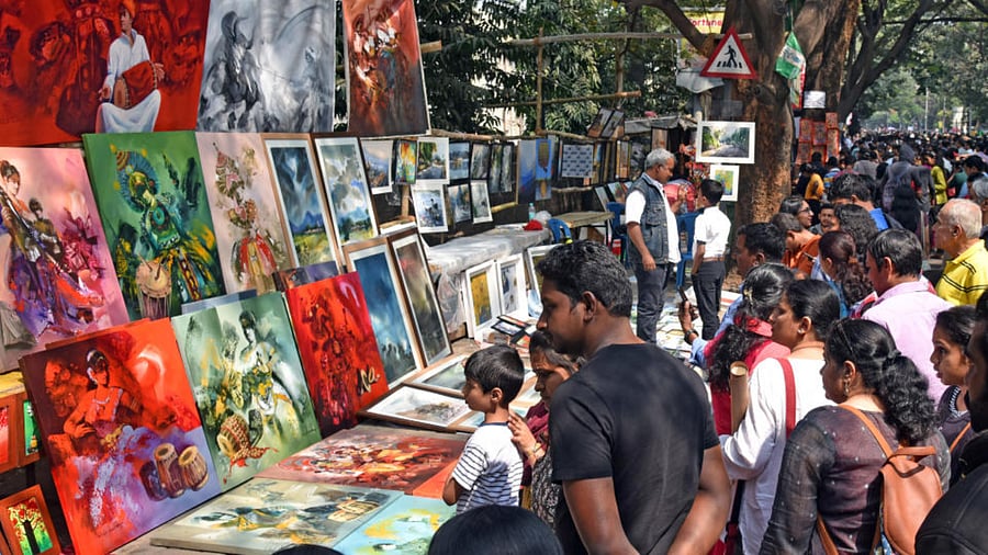 <div class="paragraphs"><p>People at the annual art festival Chitra Santhe, Bengaluru. </p></div>