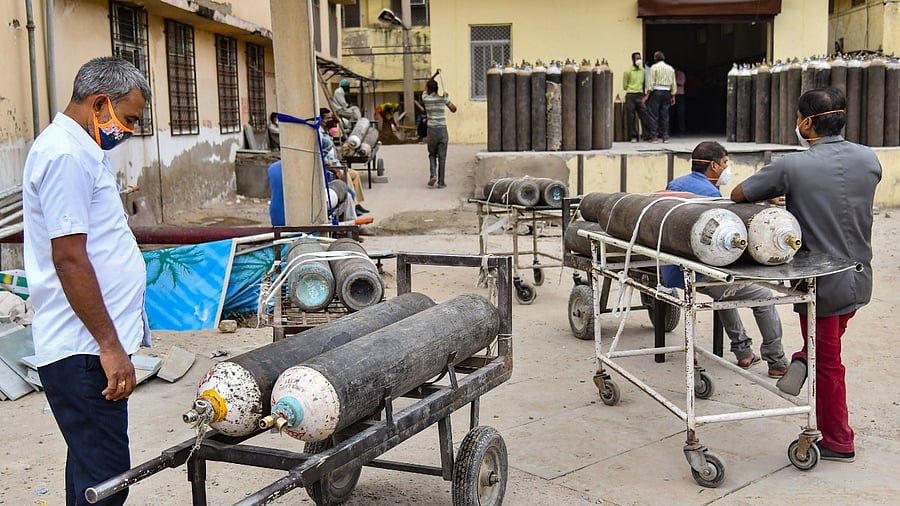 The Supreme Court said lives of citizens cannot be put in jeopardy in the battle of shifting responsibility of supply of oxygen