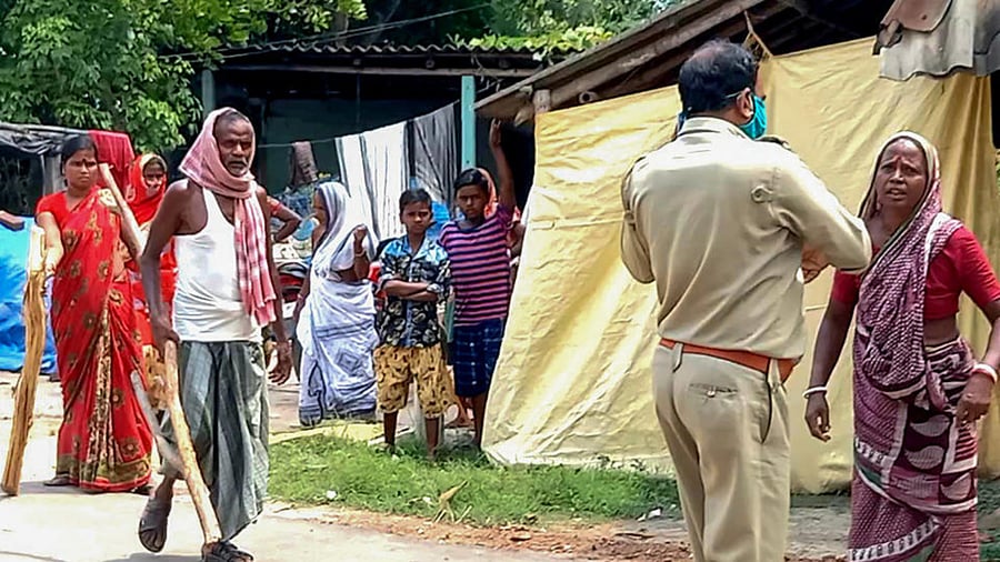 A group of alleged goons of TMC before an attack on Union Minister V Muralidharan's convoy, in West Midnapore district, Thursday, May 6, 2021. Credit: PTI Photo