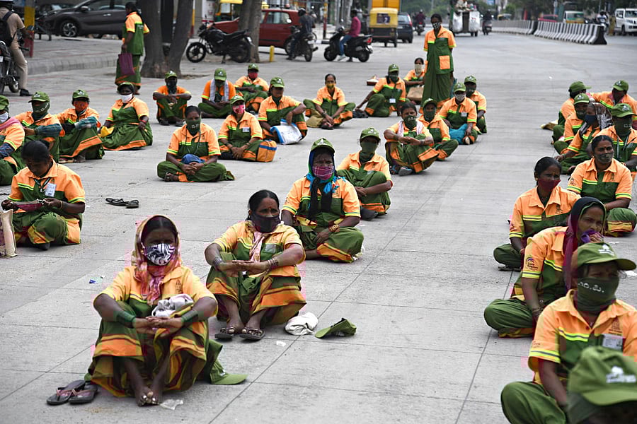 Civic workers stage a protest in the city on Thursday after a co-worker died due to Covid-19. Credit: DH Photo/PUSHKAR V