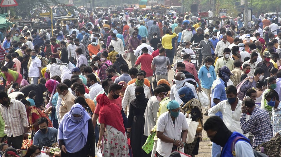 People not adhering to social distancing norms shop at the Station Market ahead of the weekend Covid-19 lockdown, in Solapur. Credit: PTI photo