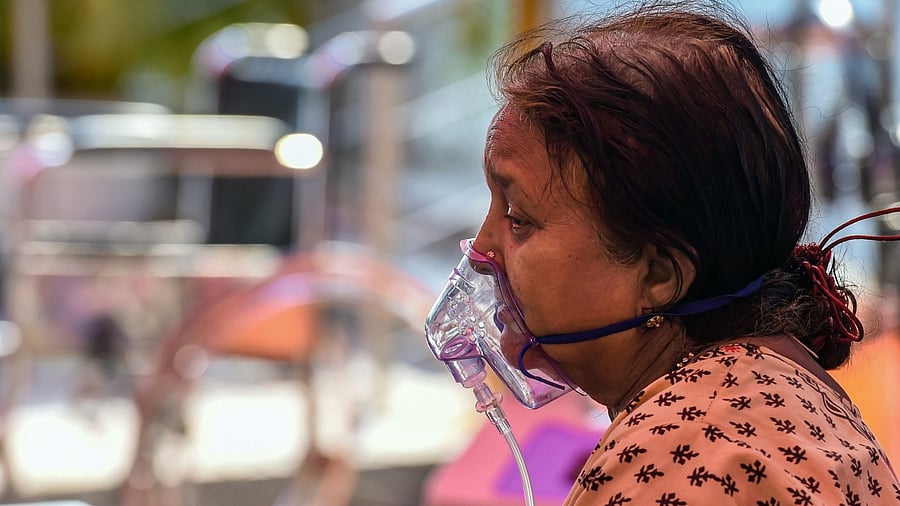 A Covid-19 patient receives free oxygen provided by Sikh organisation, as coronavirus cases surge in record numbers across the country, in Indirapuram, Ghaziabad, Saturday, May 8, 2021. Credit: PTI Photo