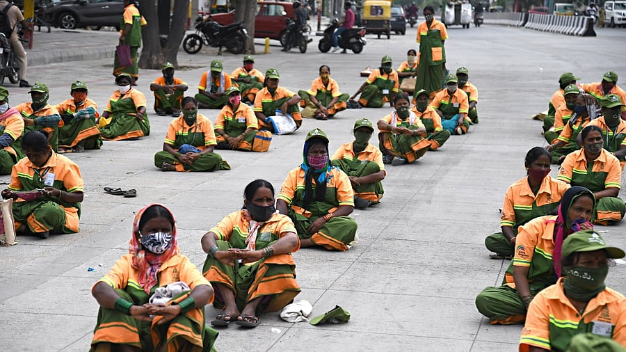 Civic workers recently staged a protest demanding safety gear, after one of their co-workers died of Covid-19. DH File Photo/Pushkar V