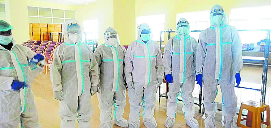Volunteers of MM Hill Temple get ready to serve Covid Care Centres and Covid hospitals in Chamarajanagar district. DH Photo