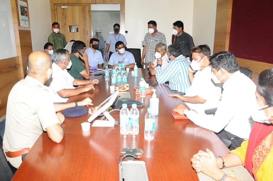 Mysuru District In-charge Minister S T Somashekar holds a meeting with vice-president of Jubilant Generics Lakshminarayan in Nanjangud, Mysuru district on Monday. DH Photo