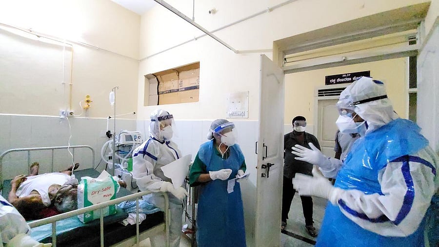 MLA M P Renukacharya interacts with the staff in the hospital in Honnali on Wednesday night, before leaving for Harihar to bring 24 jumbo cylinders. DH Photo