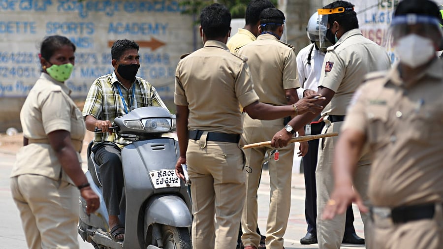 Bengaluru police check people commuting during the state-wide curfew.  Credit: DH File Photo
