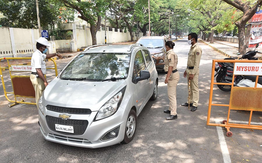 The police check vehicles at a checkpost. DH FILE PHOTO