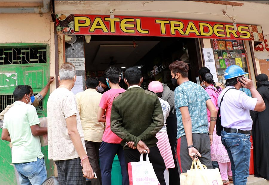People throng in large numbers at a grocery shop in Hassan on Thursday. DH Photo