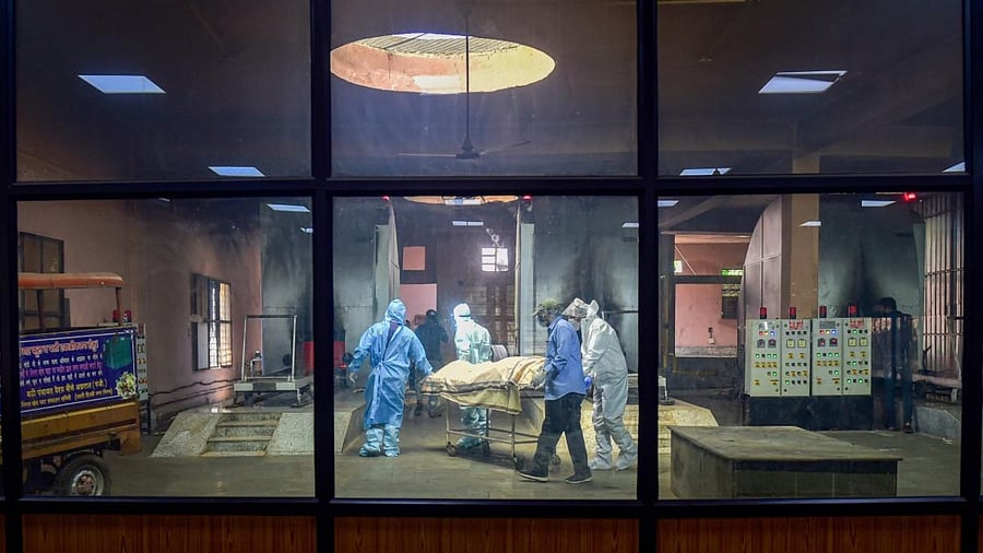 Family members prepare to cremate a Covid-19 victim at Nigambodh Ghat cremation ground, in New Delhi, Saturday. Credit: PTI Photo