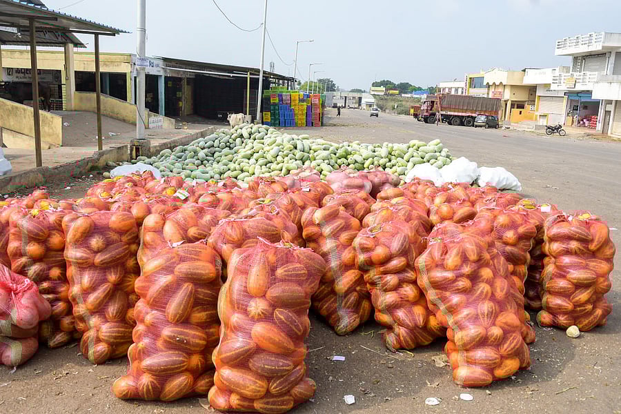 Farmers dump vegetables at the APMC yard in Mysuru. Credit: DH file photo