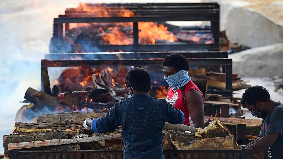 Workers prepare a pyre at Giddenahalli on the outskirts of Bengaluru. Credit: DH Photo/Ranju P