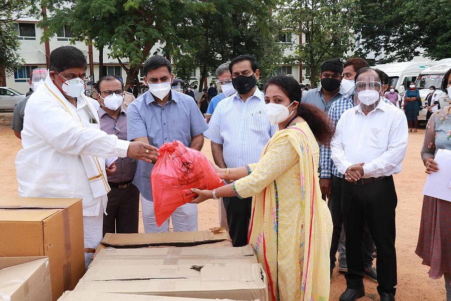 District In-charge Minister K Gopalaiah distributes medical kits to the medical staff, launching 'Vadiyara Nadige Halliya Kadege' programme in Hassan on Wednesday. Credit: DH Photo