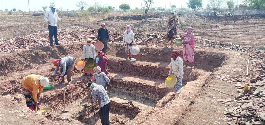 Workers construct a pond under Mahatma Gandhi National Rural Employment Guarantee Scheme. Credit: DH file photo