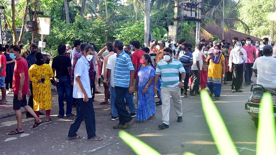 People gather in large numbers outside the Government School at Bejai -Kapikad in Mangaluru where Bejai -Kapikad Urban Primary Health Centre had set up a vaccination centre. DH Photo/Govindraj Javali