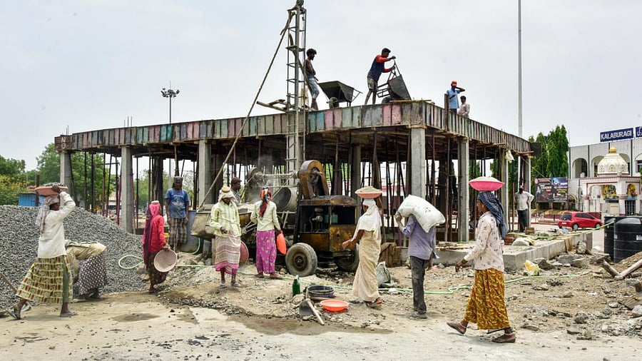 This past week, the government announced a Rs 1,250-crore financial package for people employed in the unorganised sector. Credit: DH File Photo