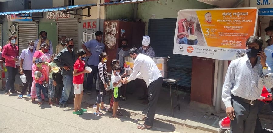 A food distribution drive conducted by Prasanna Trust. Credit: DH Photo