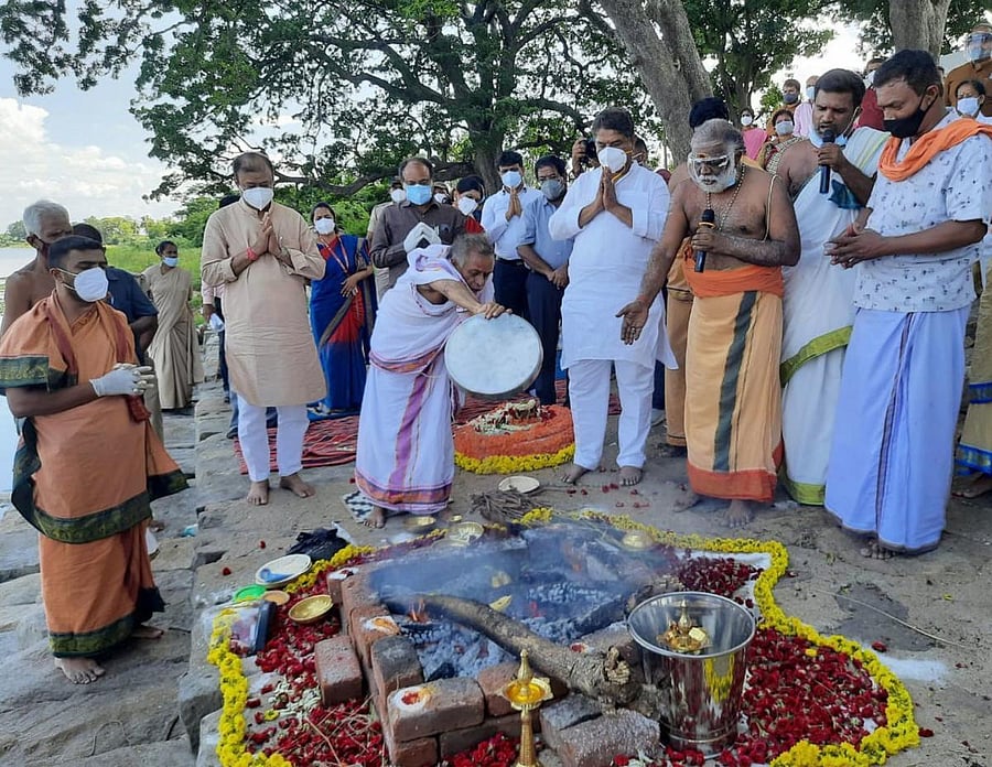 Scholar Bhanuprakash Sharma guides the rituals as per Hindu customs for the mass immersion of the ashes of unclaimed bodies of Covid victims near Kashi Vishwanatha Swamy temple at Belakavadi, Malavalli taluk, on Wednesday. Ministers R Ashoka and K C Naray