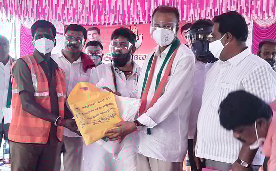 KPCC president D K Shivakumar distribute food kits to the corona warriors, in Malavalli town, Mandya district, on Thursday.