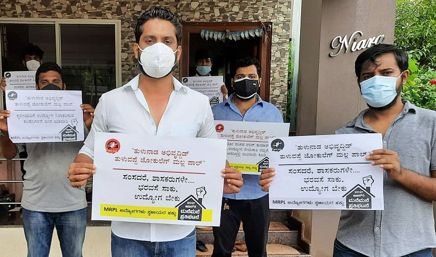 District Youth JD(S) President Akshith Suvarna stages a protest outside his house. Credit: DH Photo