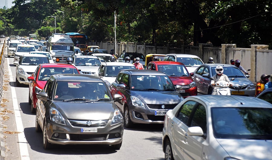 Dense traffic on Sankey Road. Credit: DH photo/Anup Ragh T