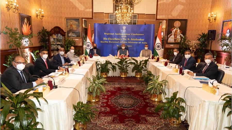 External Affairs Minister S Jaishankar (C) with India's envoys to Gulf nations in Kuwait. Credit: Twitter/@DrSJaishankar
