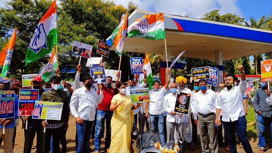MLA Laxmi Hebbalkar protesting against increase in prices of fuel in front of a petrol bunk at Hindalga in Belagavi on Friday. Credit: DH Photo