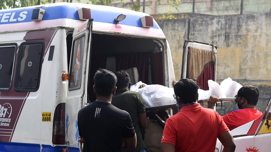 Officials in the Union Health Ministry said states consistently reporting lower daily deaths have been asked to re-check their data. Credit: DH Photo