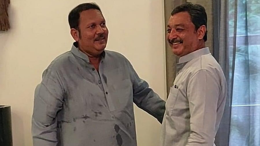 Sambhaji Chhatrapati (L) and Chhatrapati Udayanraje. Credit: Twitter/@YuvrajSambhaji