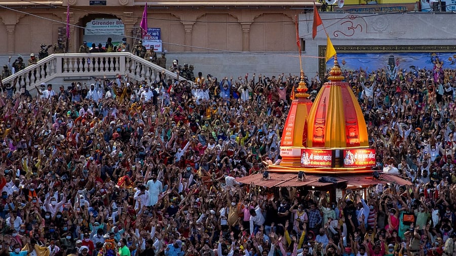 Devotees gather for an evening prayer on the banks of Ganges river during Kumbh Mela. Credit: Reuters File Photo