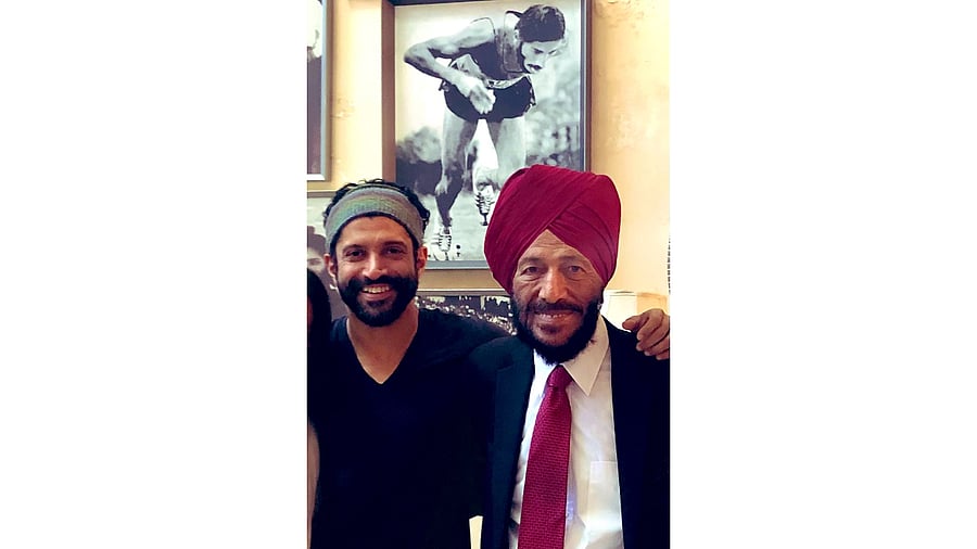 Farhan Akhtar with Milkha Singh. Credit: Twitter/@FarOutAkhtar