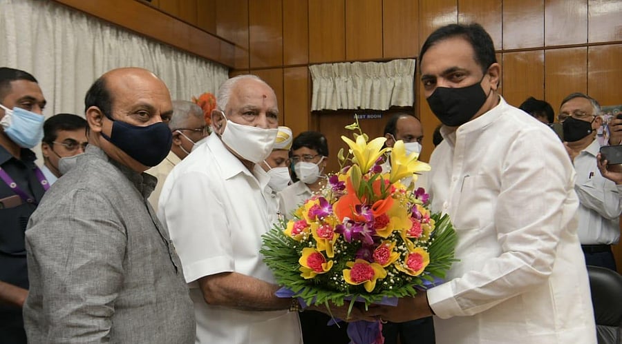 Karnataka CM BS Yediyurappa greets Maharashtra Water Resources Minister Jayant Patil. Credit: CMO