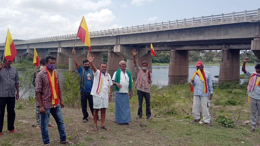 Mandya Rakshana Vedike members staged a protest on River Cauvery bed in Srirangapatna in Mandya district on Monday. Credit: DH Photo
