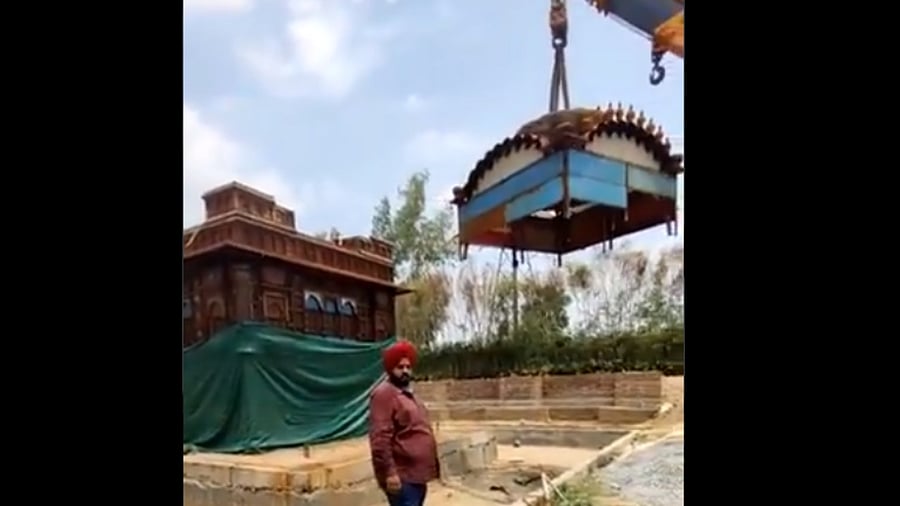 Members of the committee dismantled the structure with the support of MCD staff. Credit: Twitter Screengrab/@mssirsa