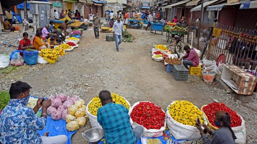 Vendors of Avenue Road, Bengaluru's traditional shopping hub, wait for customers. Credit: DH File Photo