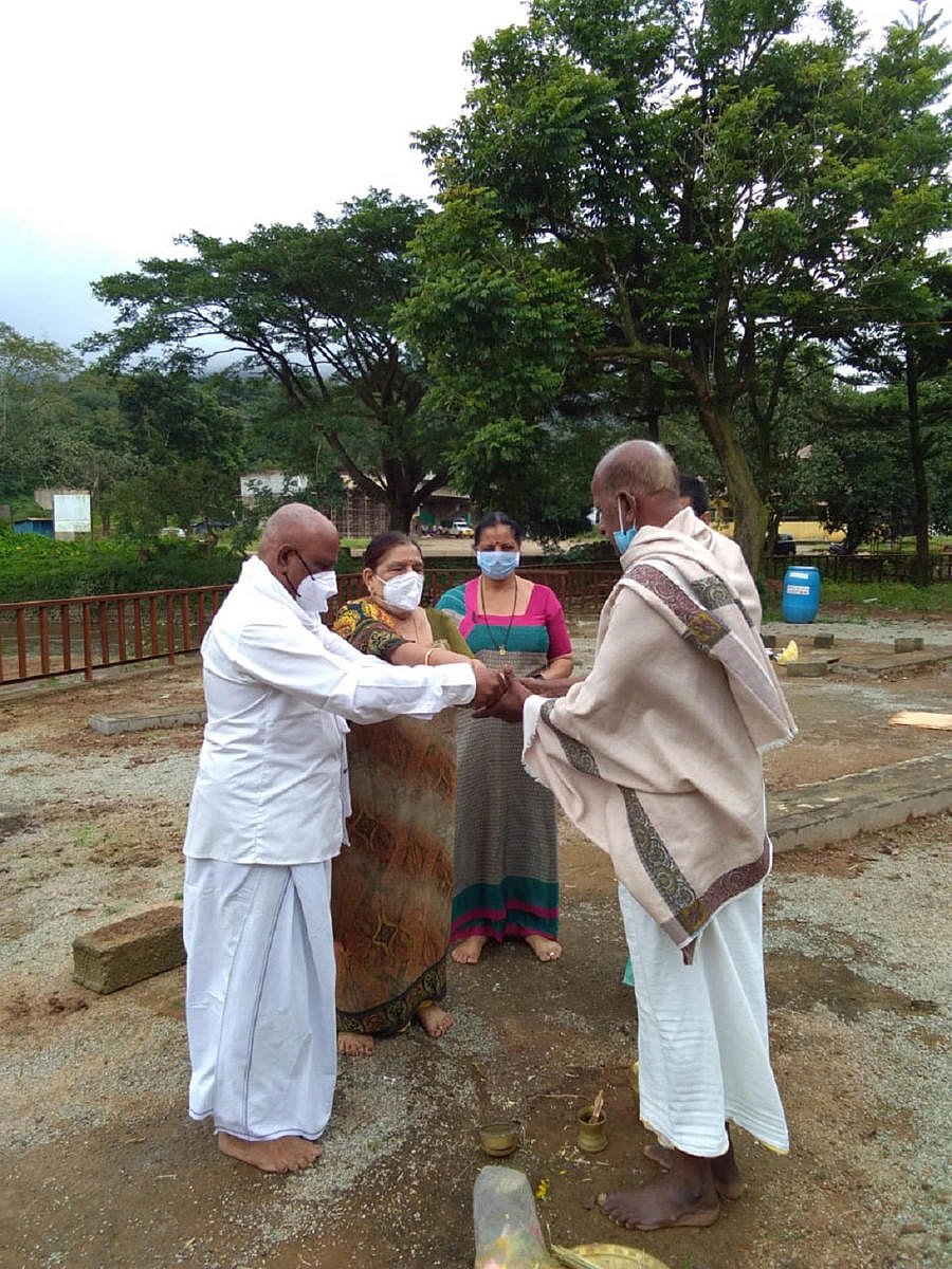 People perform religious rituals at Triveni Sangama in Bhagamandala.