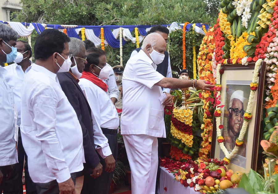 Chief Minister B S Yediyurappa offers floral tributes on the 35th death anniversary of Dr Babu Jagjivan Ram, in Bengaluru on Tuesday. DH Photo/Anup Ragh T