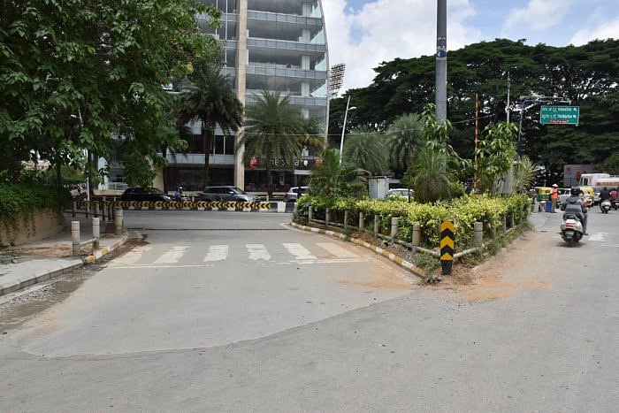 The Kasturba Road-Vittal Mallya Road intersection without the signboard. Credit: DH Photo/Janardhan B K