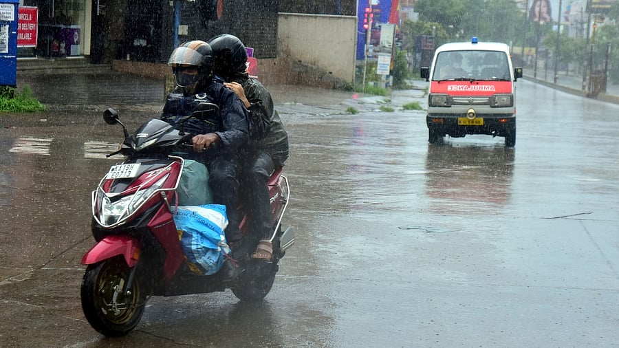 Cloudy weather with moderate shower spells accompanied by strong winds is expected to continue over the next few days in Bengaluru. Credit: DH Photo