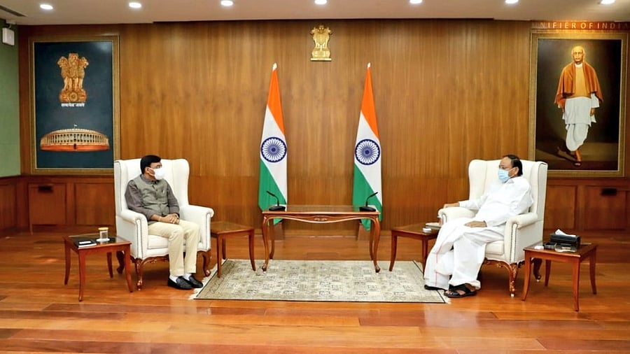 Mansukh Mandaviya (L) and VP Naidu. Credit: Twitter/ @VPSecretariat