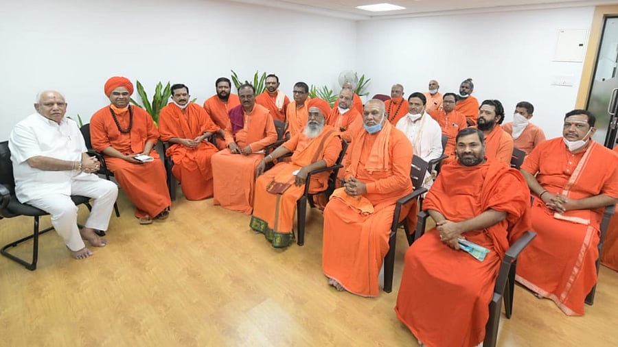 Pontiffs from various mutts across the state with CM B S Yediyurappa at his office 'Krishna' on Tuesday. Credit: DH Photo 